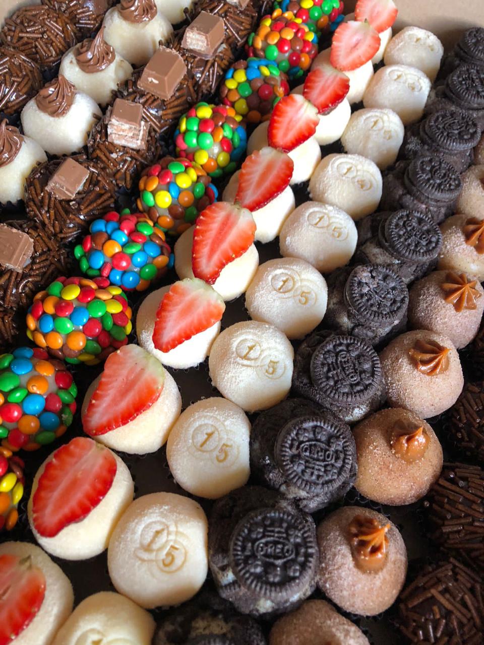 Ovo de colher com detalhes dourados