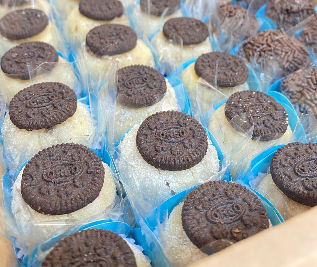 Trufas de chocolate com pó dourado