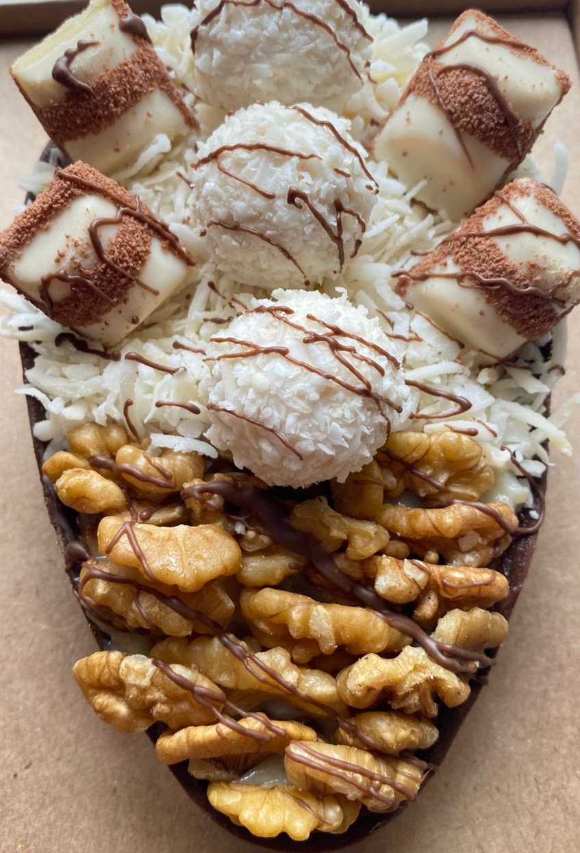 Ovo de colher com detalhes dourados